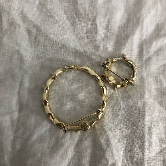 Vtg Gerry’s Leaf Wreath Shaped Brooch Pair - Picture 4 of 14